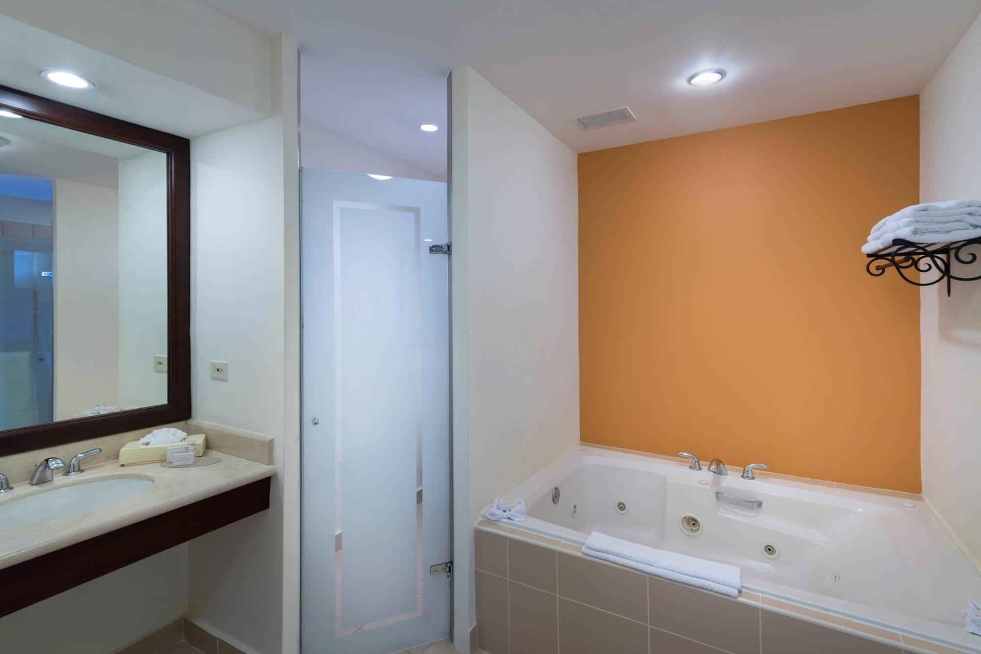 Courtyard By Marriott Santo Domingo Hotel Екстериор снимка